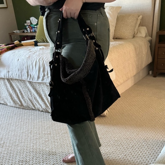 Stuart Weitzman black suede shoulder bag with sherpa - Picture 4 of 12